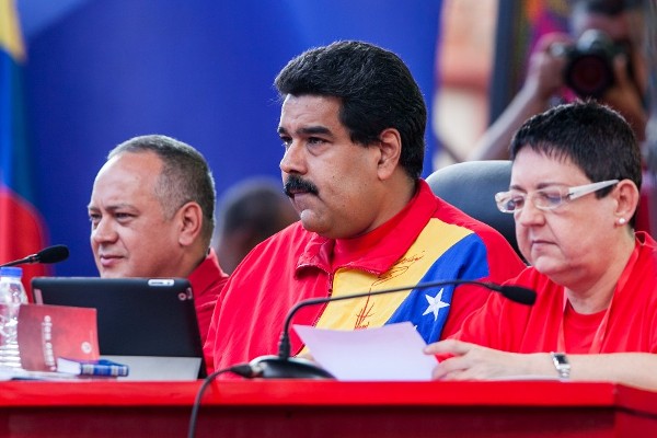 El presidente de Venezuela Nicolás Maduro (c), el presidente de la Asamblea Nacional venezolana Diosdado Cabello (i) y la dirigente del Partido Socialista Unido de Venezuela (PSUV) Maria Cristina Iglesias.