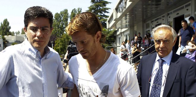 El lateral argentino Cristian Ansaldi (c), tras pasar el reconocimiento médico.