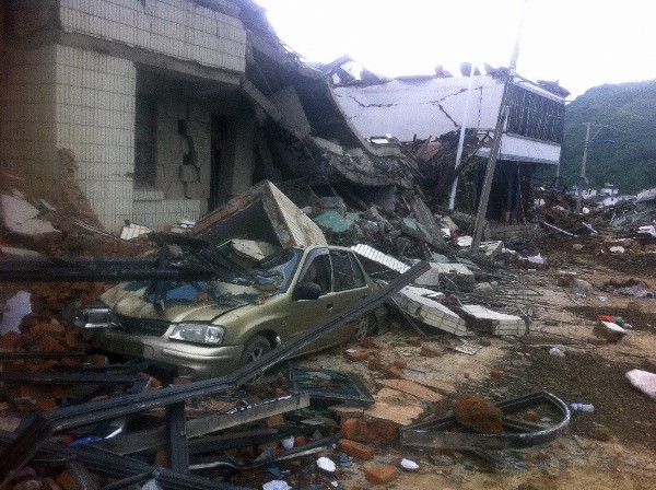 Vista de varios edificios derrumbados en la localidad de Longtoushan, en el condado de Ludian, en la provincia china de Yunnan, hoy, lunes 4 de agosto de 2014, tras el terremoto registrado ayer y cuyo epicentro se situó en Ludian. 