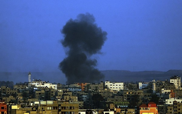 Vista general del humo desde el vecindario de Shejaeiya tras un ataque aéreo israelí en el este de Gaza el lunes 4 de agosto del 2014.