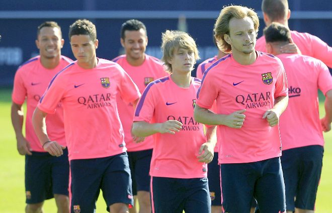 Los jugadores del FC Barcelona durante el entrenamiento de hoy.
