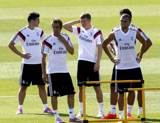 Los jugadores del Real Madrid durante el entrenamiento.