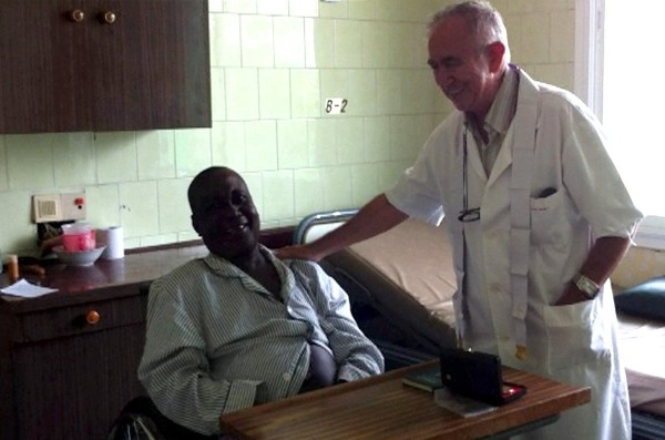 Imagen de video sin fechar facilitada por Fundación Juan Ciudad ONG del religioso español Miguel Pajares (d), de 75 años, que permanece aislado en un hospital de Liberia 