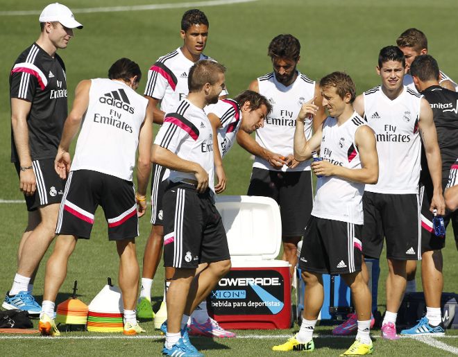 Los jugadores del Real Madrid durante el entrenamiento de hoy.