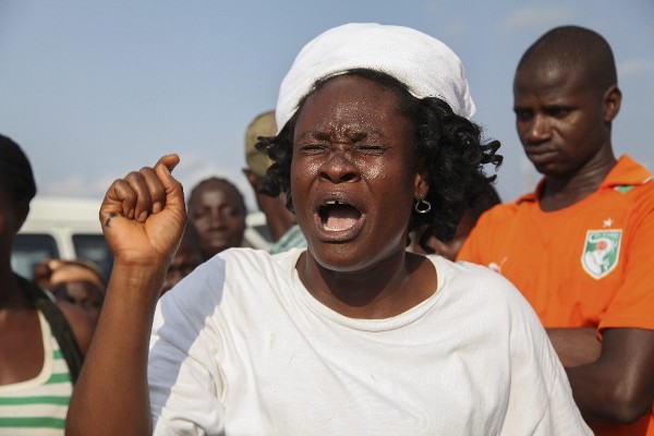 Un grupo de personas protesta contra el entierro de víctimas de Ébola en la comunidad de Jonhsville, a las afueras de la residencia del presidente liberiano, Ellen Johnson Sirleaf, en Monrovia (Liberia) el lunes 4 de agosto de 2014.