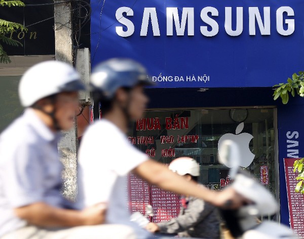 Un hombre pasa en frente de una tienda de móviles de Samsung en una calle en Hanoi (Vietnam).