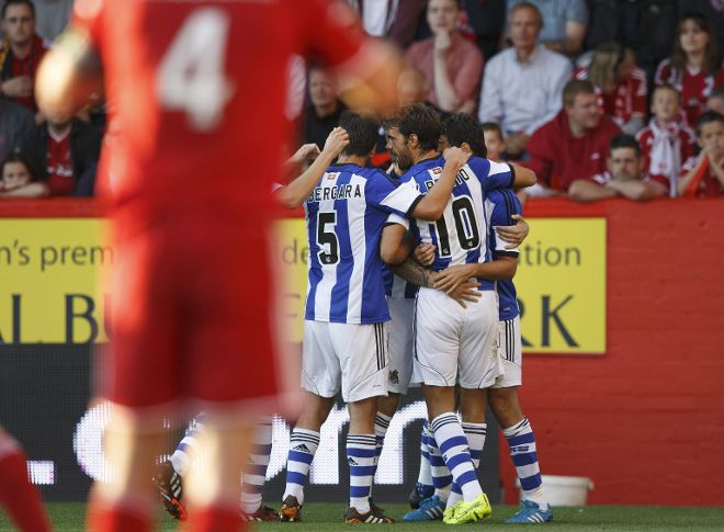 Xabi Prieto celebra con sus compañeros tras anotar un gol.