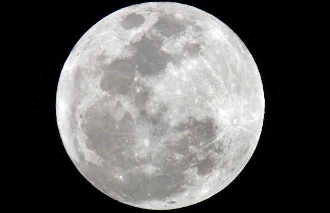 La Luna se verá un 30% más brillante.