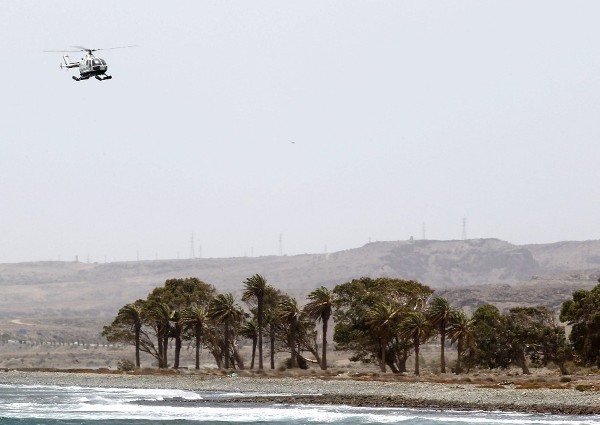 Un helicóptero de la Guardia Civil rastrea al zona donde hoy fallecieron ahogados dos submarinistas.