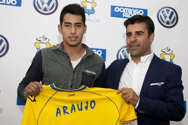 El delantero argentino Sergio Araujo (i), cedido por el Boca Juniors, posa junto al director deportivo de la Unión Deportiva Las Palmas, Nico Rodríguez (d), durante su presentació hoy como nuevo jugador amarillo.