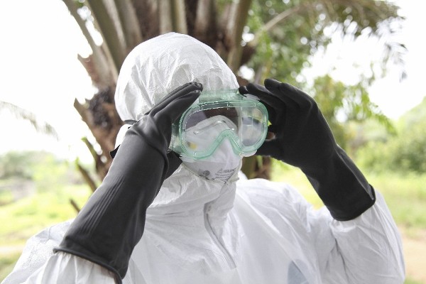 Fotografía facilitada el viernes 8 de agosto de 2014 en la que aparece un enfermero liberiano vistiéndose con un equipo de protección individual.