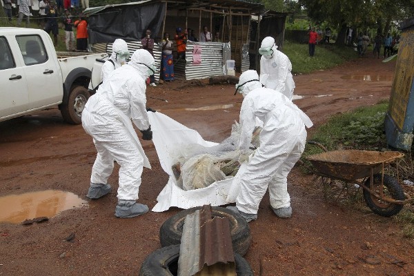 Enfermeros transportan el cuerpo de un fallecido por ébola en Liberia.