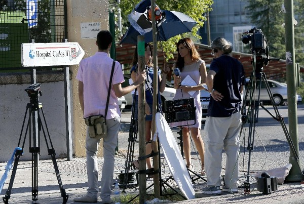 Varios periodistas realizan su trabajo en los alrededores del hospital Carlos III de Madrid.