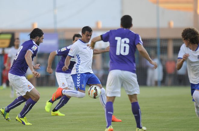 Una jugada del partido disputado en la tarde-noche de hoy en el estadio de Los Cuartos, en La Orotava.