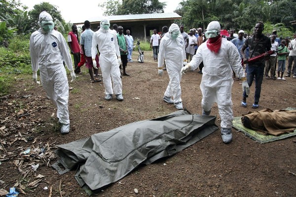 Fotografía facilitada el viernes 8 de agosto de 2014, en la que aparecen unos enfermeros liberianos a punto de trasladar los cuerpos de dos víctimas del ébola para su entierro en la comunidad de Banjor, a las afueras de Monrovia (Liberia).