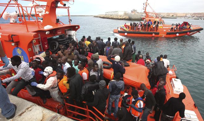 Llegada al puerto de Tarifa de los 227 inmigrantes, en su mayoría subsaharianos, rescatados hoy  cuando viajaban en 23 pateras en aguas del Estrecho.