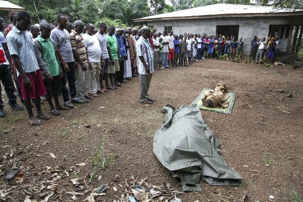Un grupo de musulmanes liberianos rezando antes de enterrar a dos víctimas del ébola en la comunidad de Banjor, a las afueras de Monrovia (Liberia).