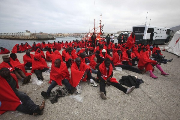 Algunos los 227 inmigrantes, en su mayoría subsaharianos, rescatados y trasladados al puerto de Tarifa por Salvamento Marítimo cuando viajaban en 23 pateras en aguas del Estrecho de Gibraltar tratando de alcanzar la Península.