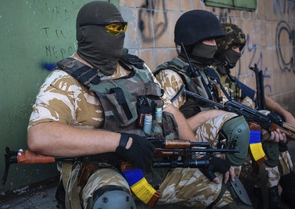 Soldados ucranianos que pertenecen al batallón Donbass toma posiciones durante una operación antiterrorista en la ciudad de Maryinka , anexa al barrio Petrovski de Donetsk.