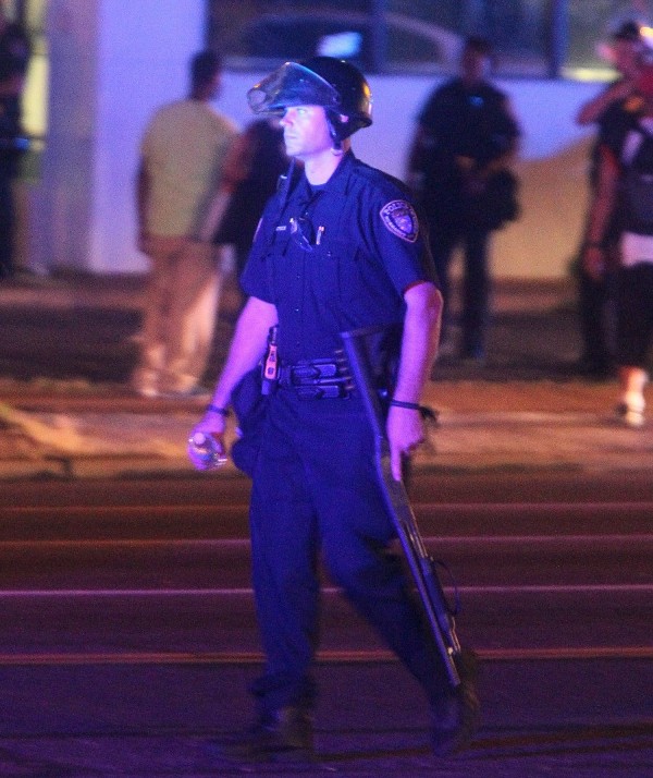 Un policía cruza la avenida West Florissan.