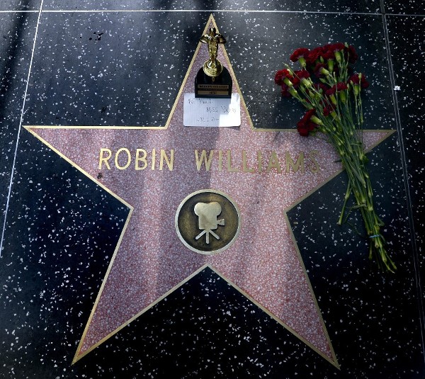 Un ramo de flores y una estatuilla del premio Oscar decoran la estrella del actor estadounidense Robin Williams en el Paseo de la Fama.