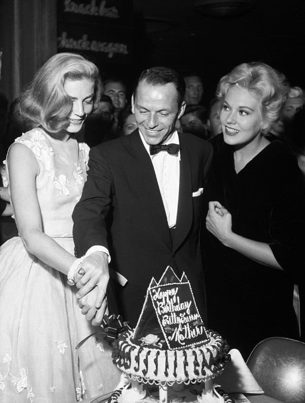 Fotografía de archivo cedida por la Oficina de Noticias de Las Vegas que muestra, desde la izquierda, a la actriz estadounidense Lauren Bacall, el actor y cantante Frank Sinatra (c), y la actriz Kim Novak (d) el 14 de septiembre de 1956, en Las Vegas, Nevada (EE.UU.). 