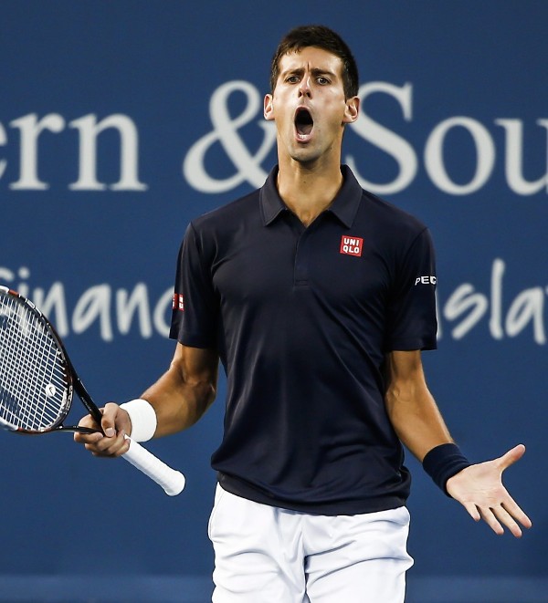 El tenista serbio Novak Djokovic discute una decisión arbitral.