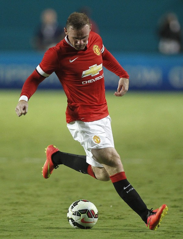 Wayne Rooney del Manchester United FC controla el balón.