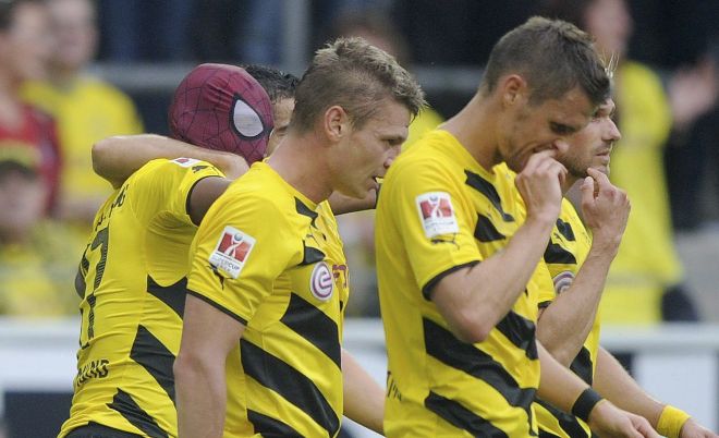 El jugador del Dortmund Pierre-Emerick Aubameyang (i) celebra el tanto.