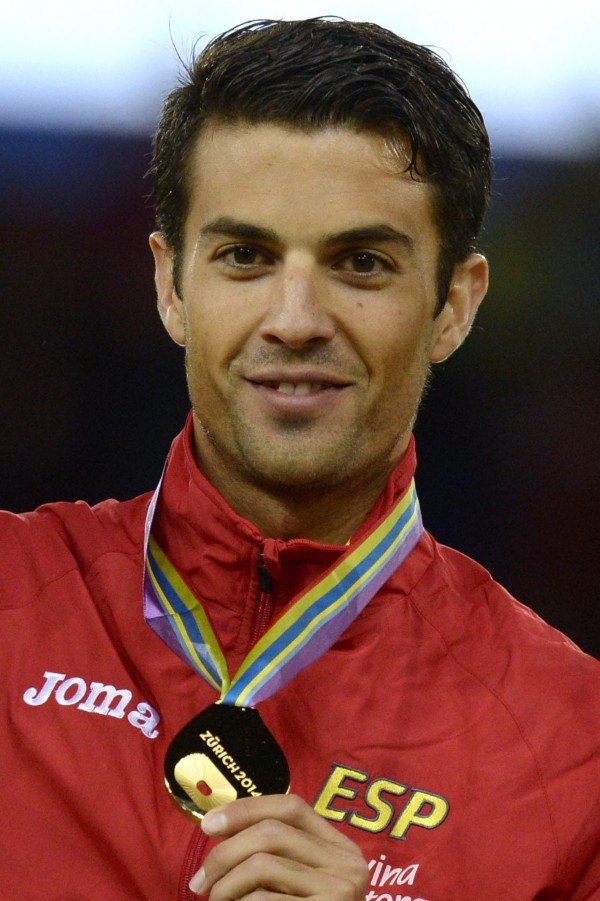 El ganador de la competencia de marcha de 20 kilómetros Miguel Ángel López de España en el podio durante la ceremonia de entrega de medallas.