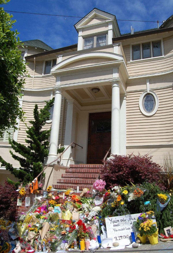 Fotografía de ramos de flores en la entrada de la casa que sirvió de escenario para que el actor Robin Williams interpretara a la entrañable señora Doubtfire, en San Francisco (EE.UU.). 
