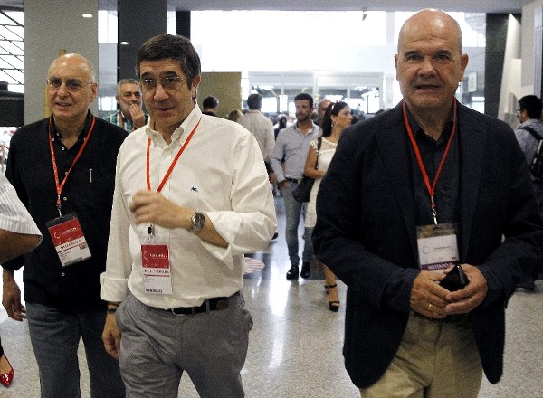 El exlehendakari del Gobierno vasco Patxi López (c) y el expresidente del Gobierno andaluz Manuel Chaves.