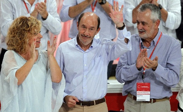 El secretario general saliente del PSOE, Alfredo Pérez Rubalcaba (c), se despide flanqueado por Elena Valenciano y José Antonio Griñán.