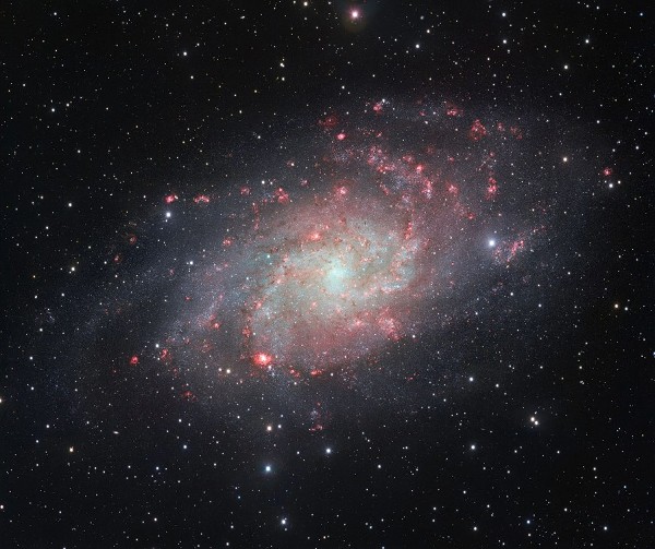 Fotografía cedida por el Observatorio Europeo Austral (ESO, por sus siglas en inglés) de la imagen que el telescopio de sondeo VST (VLT Survey Telescope), instalado en el Observatorio Paranal de ESO, en Chile, ha captado de la galaxia Messier 33.