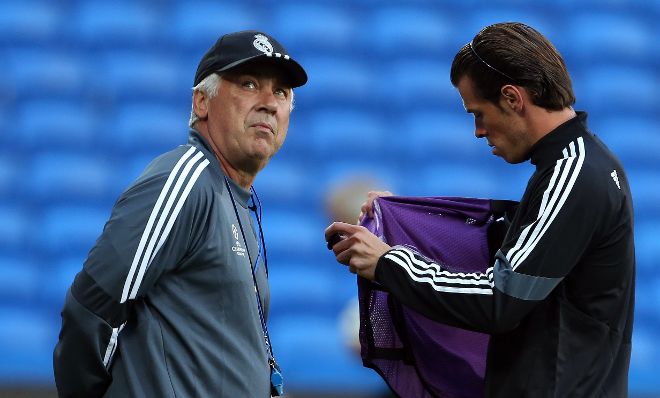 Madrid Gareth Bale, con el técnico Carlo Ancelotti.