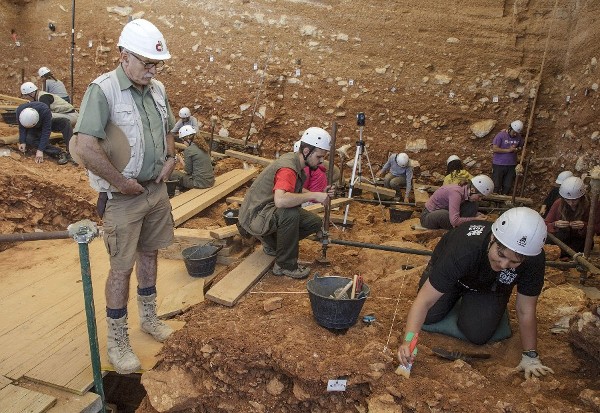 El paleontólogo Eudald Carbonell observa los trabajos en el yacimiento de Gran Dolina.