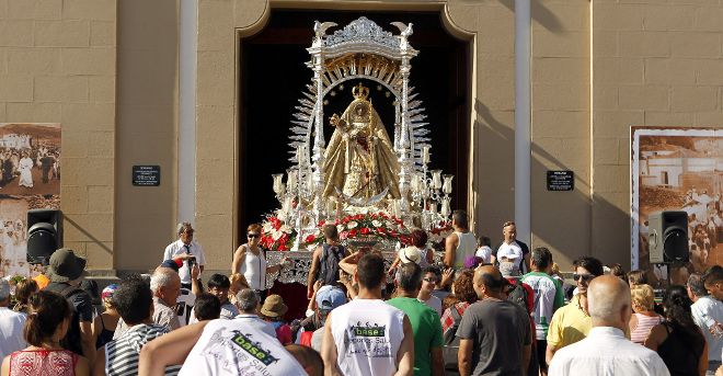 Cientos de peregrinos hacen ofrenda floral a la Virgen de Candelaria, durante los actos con motivo de la festividad de la Virgen de Candelaria.