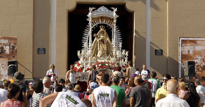 Cientos de peregrinos hacen ofrenda floral a la Virgen de Candelaria.