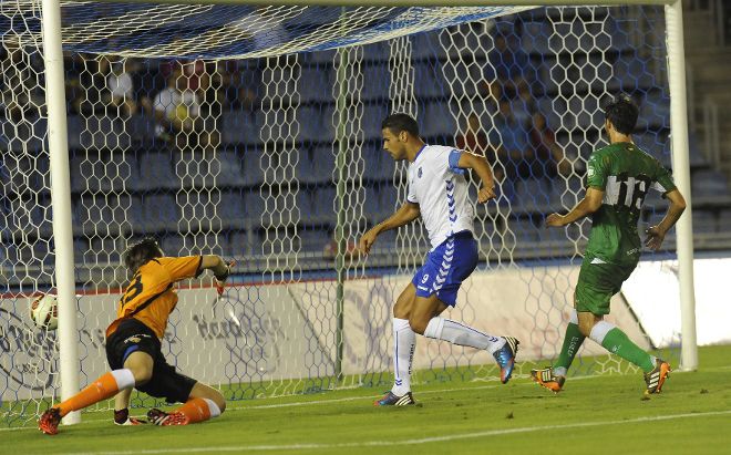 Aridane anota un gol anulado por el colegiado.