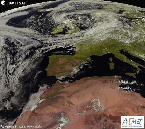 Imagen tomada por el satélite Meteosat para la Agencia Estatal de Meteorología (Aemet) que prevé para hoy lunes, chubascos o tormentas que podrían ser localmente fuertes al final en el norte de Navarra, de Aragón y de Lérida, y temperaturas en descenso en el área cantábrica. 