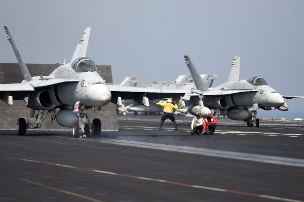 A-18 de la Marina estadounidense se preparan para despegar del portaaviones USS George H.W. Bush en el Golfo Pérsico.
