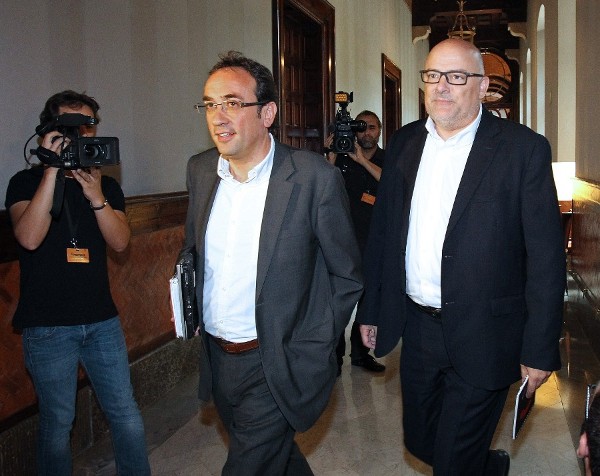 Los dirigentes de CDC Josep Rull y Lluís Corominas (d).
