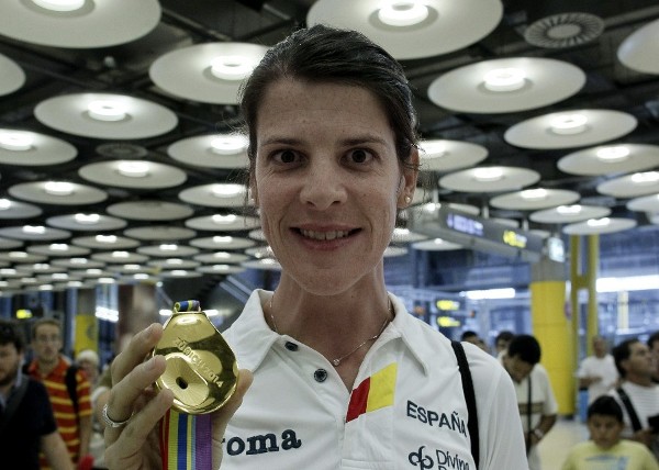 La atleta Ruth Beitia muestra su medalla de oro en el aeropuerto de Barajas tras revalidar en Zúrich su título de campeona de Europa de salto.-
