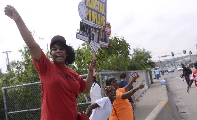 Manifestantes gritan consignas y protestan por la muerte del joven afroamericano Michael Brown, en Ferguson, Misuri (Estados Unidos).