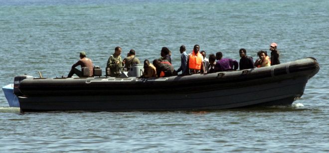 La Guardia Civil trasladando a los inmigrantes a la costa andaluza.
