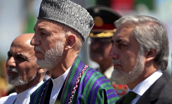 El presidente afgano, Hamid Karzai (centro), y los candidatos presidenciales Adullah Abdullah (dcha) y Ashraf Ghani (izda).