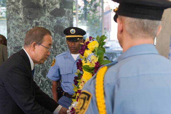 Fotografía cedida del secretario general de las Naciones Unidas, Ban Ki-moon (i), quien deposita este, martes 19 de agosto de 2014, una ofrenda floral en memoria de los trabajadores humanitarios caídos en zonas de conflicto, en la sede del organismo en Nueva York (EE.UU.). 