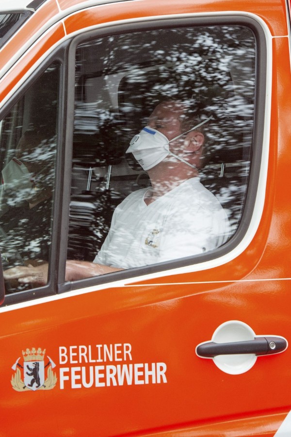 Una ambulancia traslada a una mujer con síntomas sospechosos para ingresarla en urgencias en Berlín (Alemania) el 19 de agosto de 2014. 