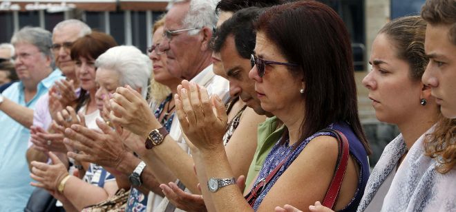 Familiares de fallecidos en el accidente del avión de Spanair que se estrelló en Madrid.