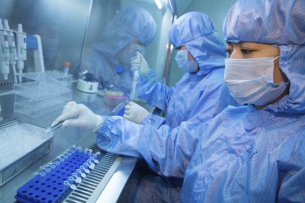 Varios empleados trabajan en la producción del reactivo de detección del virus ébola en ZJ Bio-Tech Co., Ltd. en Shanghái.l.